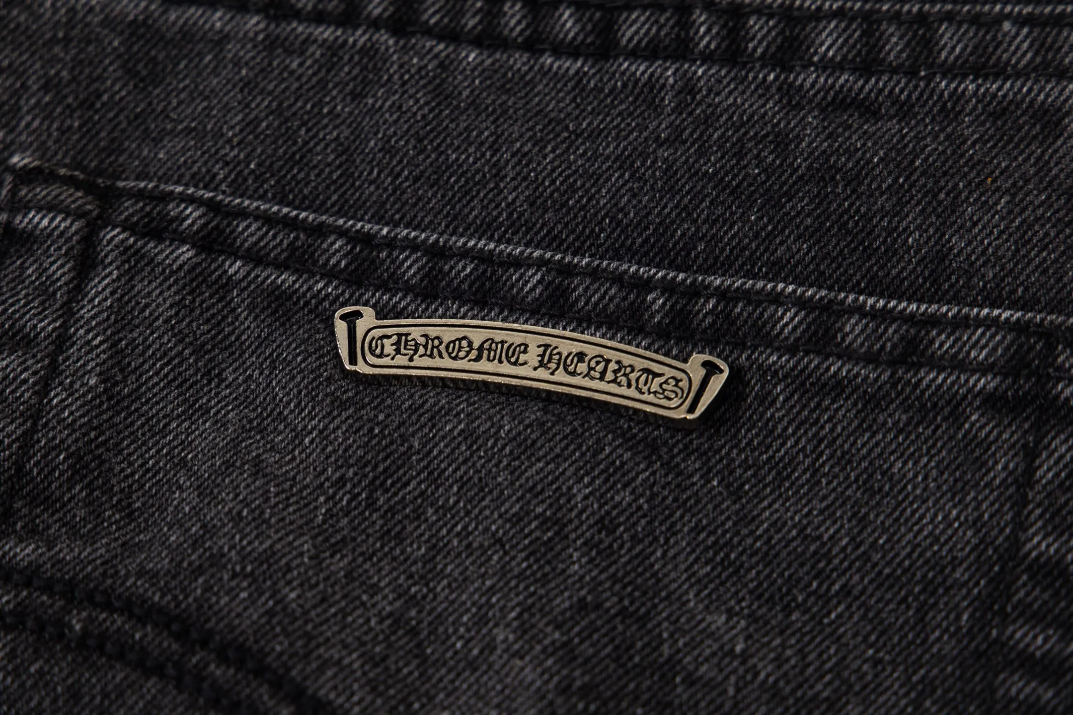 P290 Chrome Hearts Chrome Hearts Black Pinduo Black Leather Big Devil Cow King Jeans CH jeans need to be washed before being dismantled and hand-stitched with sheepskin cross leather and then spliced to complete. The whole piece has too much craftsmanship to describe. About Chrome Hearts This is an extremely luxurious fashion brand that can also be called the nobility of the high street. It has always been an exclusive brand for some hipsters or the second generation of rich people. Compared with ordinary high streets, it is more luxurious and noble. Compared with luxury brands, it has a more fashionable personality. It has always been a brand that I have a special liking for. Style number: 1769# Color: black Size: 28 30 32 34 36